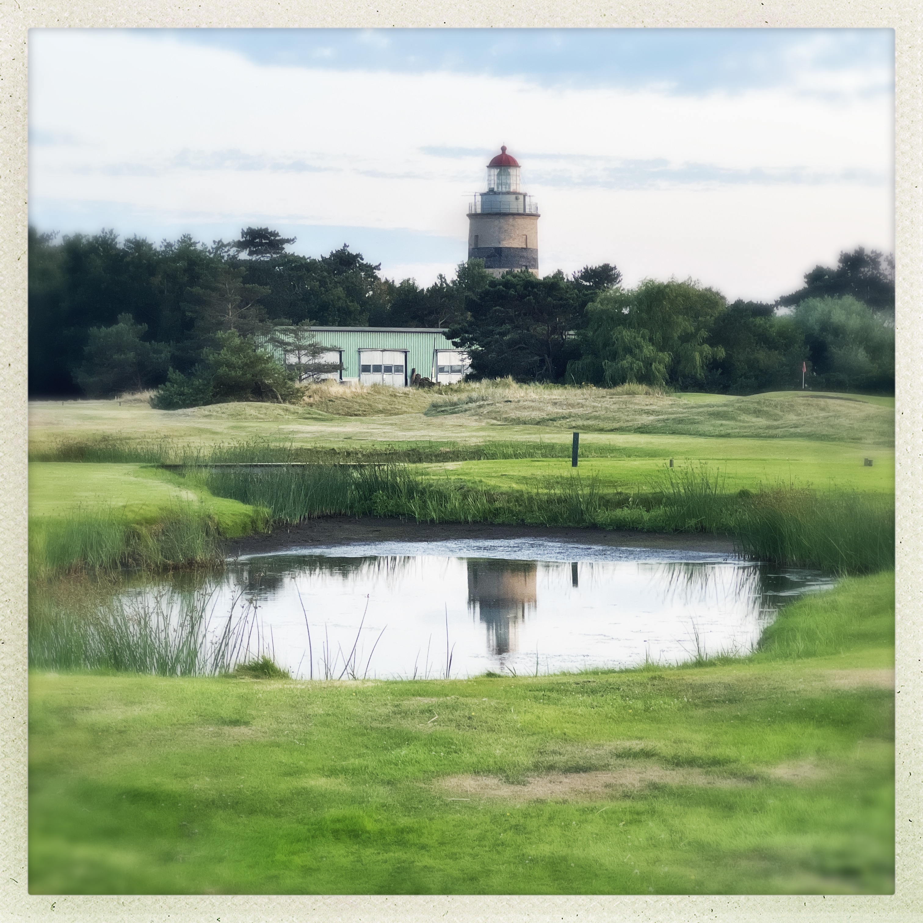 Fyren vid golfbanan i Falsterbo, speglad i en damm